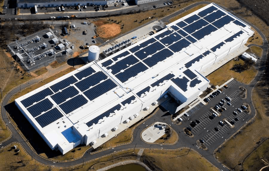 Solar-Powered Data Centers: Cut Power Costs 35–40%